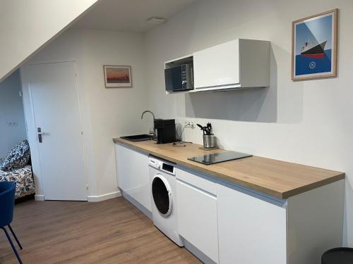 une cuisine avec un lave-linge et un comptoir dans l'établissement Studio 402 - Hyper Centre - Intégralement rénové - Toutes commodités à pied, à Saint-Nazaire