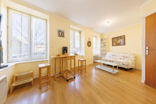 un salon avec un canapé et une table dans l'établissement La Terrasse de Chamalières - Central - Wifi, à Chamalières