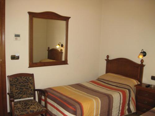 A bed or beds in a room at Hostal Granada