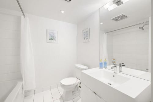 Koupelna v ubytování Modern 1BR King Suite, Central Downtown Toronto