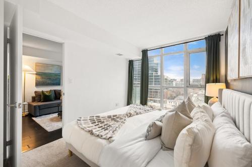 Postel nebo postele na pokoji v ubytování Modern 1BR King Suite, Central Downtown Toronto