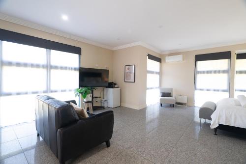 Ένα ή περισσότερα κρεβάτια σε δωμάτιο στο Lake Macquarie Manor