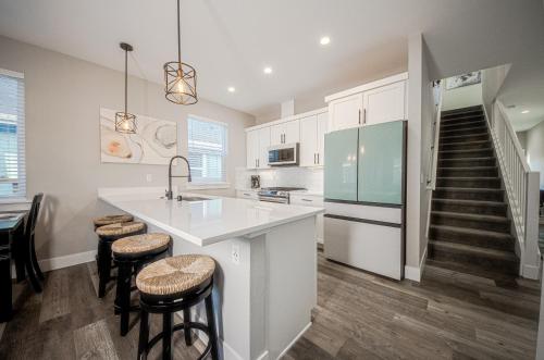 een keuken met een aanrecht en krukken in een kamer bij Seal Pup Cottage in Ocean Shores