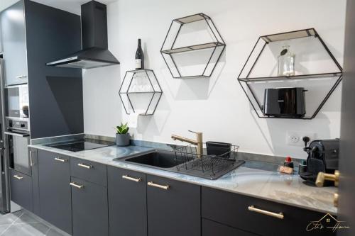 Kuchyň nebo kuchyňský kout v ubytování Premium Cayenne Appartement- Private Cine & SPA -CTIS HOME