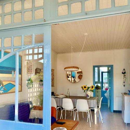 une salle à manger et un salon avec une table et des chaises dans l'établissement Villa 