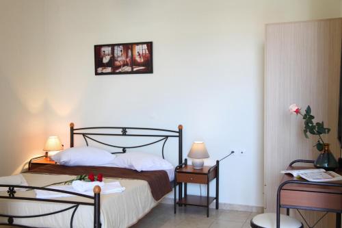 Ένα ή περισσότερα κρεβάτια σε δωμάτιο στο Avra Apartments