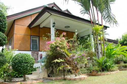 Κήπος έξω από το Jungle Village Bungalow