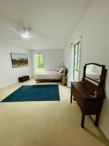 Ein Bett oder Betten in einem Zimmer der Unterkunft The Strawberry Shed