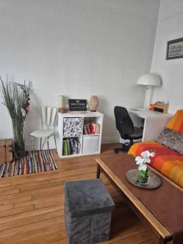 une chambre avec un lit, un bureau et une table dans l'établissement Easy Paris, à Clichy