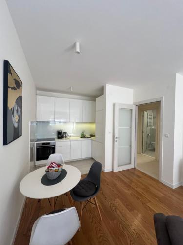 Η κουζίνα ή μικρή κουζίνα στο White Homes Apartments • Central Point