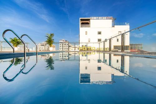 Bazén v ubytování Coral Cove Hotel nebo v jeho okolí