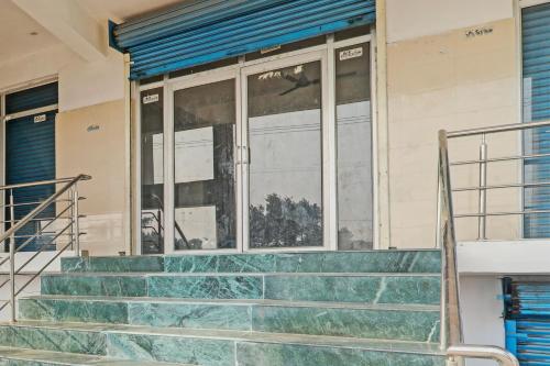 Muka bangunan atau pintu masuk Hotel O Mahadevi Lawn