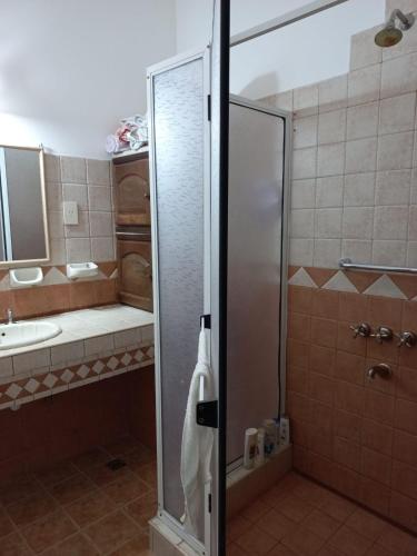 a bathroom with a shower and a sink at Casa céntrica amplia con patio in Quitilipi