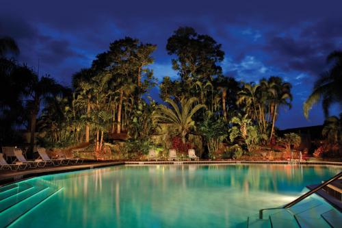 una grande piscina con palme sullo sfondo di Park Shore Resort by Sunstream a Naples