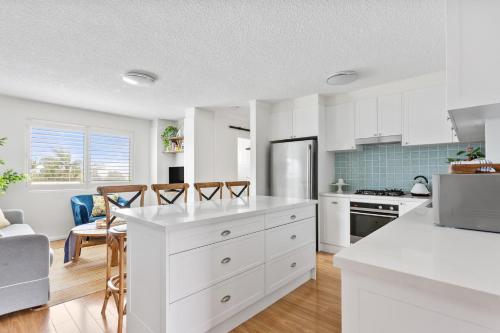 Η κουζίνα ή μικρή κουζίνα στο Beautiful 2 Bed Apt Walk 5mins Beach 3mins Village