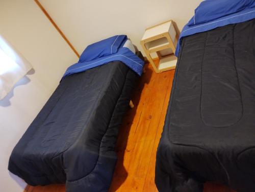 een slaapkamer met een bed en een doos op de vloer bij Cabañas MoonRose in Concepción del Uruguay
