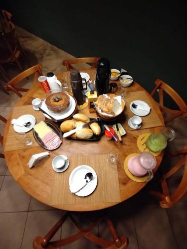 une table en bois avec des assiettes de nourriture dessus dans l'établissement Quinta de Brumado, à Óleo