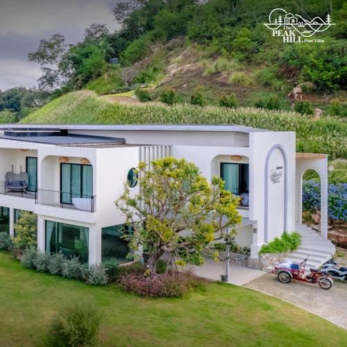 Ein Garten an der Unterkunft The Peak Hill Pool Villa