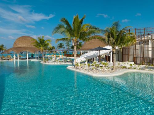 Bazén v ubytování Centara Mirage Lagoon Maldives nebo v jeho okolí