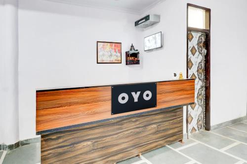 un cartel en una pared en una habitación en Hotel The Arrow Near Paschim Vihar, en Nueva Delhi