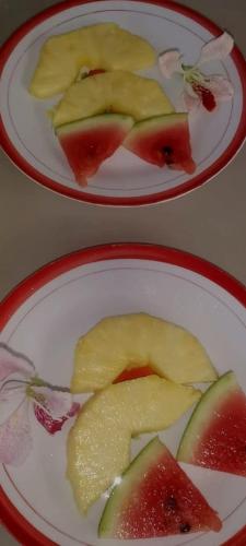 two plates with slices of fruit on a table at B&B Il Padrino in Puerto Jiménez