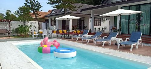 a swimming pool with alatable pig in the water at Celine Pool Villa Cha-Am in Cha Am