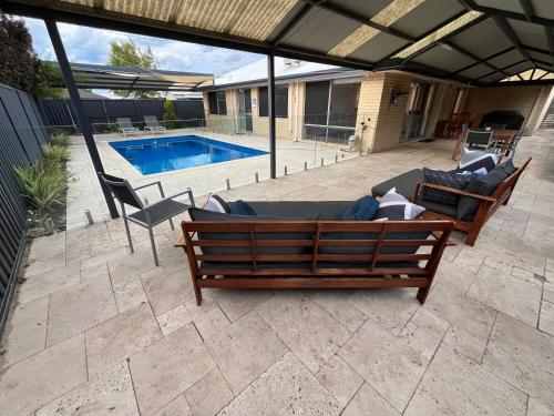 Fotografie z fotogalerie ubytování Parkside Pool Home in Aubin Grove v destinaci Banjupp Station