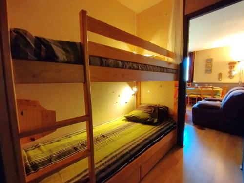 une chambre avec deux lits superposés dans une pièce dans l'établissement Studio cosy 4 pers. à St-Lary-Soulan, équipé, proche pistes - FR-1-457-372, à Saint-Lary-Soulan