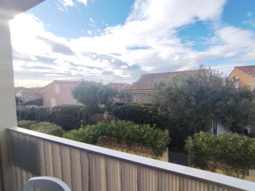 Photo de la galerie de l'établissement Appartement T2 avec Climatisation et Parking à Narbonne-Plage - FR-1-795-57, à Narbonne