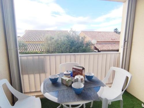 Photo de la galerie de l'établissement Appartement T2 avec Climatisation et Parking à Narbonne-Plage - FR-1-795-57, à Narbonne