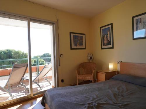 ein Schlafzimmer mit einem Bett und einem Balkon in der Unterkunft Medas Park 253 - L'Estartit, Centro - ES-323-90 in Torroella de Montgrí
