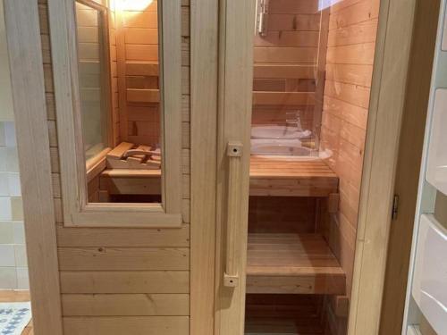 une salle de bain avec toilettes et lavabo dans l'établissement Gîte chaleureux avec sauna, près des châteaux de la Loire - FR-1-491-456, à Pouillé