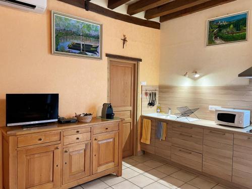 Il comprend une cuisine équipée d'une télévision et d'un four micro-ondes. dans l'établissement Gîte chaleureux avec sauna, près des châteaux de la Loire - FR-1-491-456, à Pouillé