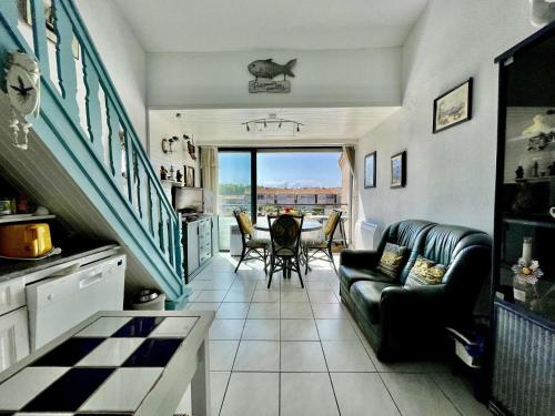 un salon avec un canapé et une table dans l'établissement Appartement 2 Pièces avec Parking à Saint-Cyprien, Vue Marina - FR-1-225D-220, à Saint-Cyprien