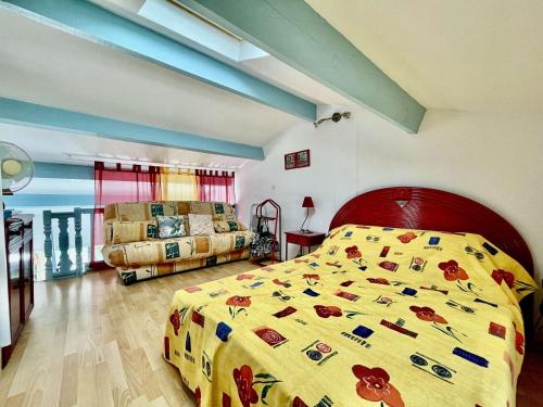 - une chambre avec un lit et une couette jaune dans l'établissement Appartement 2 Pièces avec Parking à Saint-Cyprien, Vue Marina - FR-1-225D-220, à Saint-Cyprien