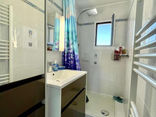une salle de bain blanche avec un lavabo et une douche dans l'établissement Appartement 2 Pièces avec Parking à Saint-Cyprien, Vue Marina - FR-1-225D-220, à Saint-Cyprien