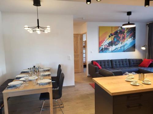 un salon avec une table et un canapé dans l'établissement Appartement 3 Pièces pour 6 Pers avec Balcon et Parking à Valmorel - FR-1-291-1024, à Valmorel