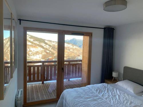 une chambre avec un lit et un balcon avec vue dans l'établissement Appartement 3 Pièces pour 6 Pers avec Balcon et Parking à Valmorel - FR-1-291-1024, à Valmorel