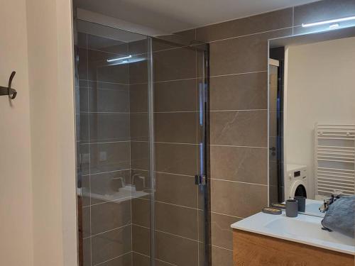 une douche avec une porte vitrée dans une salle de bain dans l'établissement Appartement 3 Pièces pour 6 Pers avec Balcon et Parking à Valmorel - FR-1-291-1024, à Valmorel