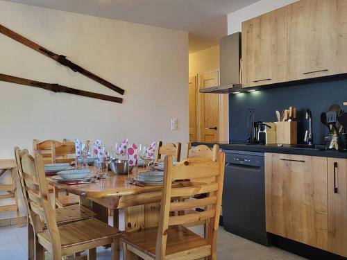- une cuisine avec une table et des chaises en bois dans l'établissement Appartement 3 Pièces, 6 Pers, Parking couvert - FR-1-291-1025, à Valmorel