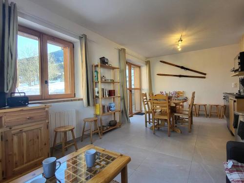 une cuisine et une salle à manger avec une table et des chaises dans l'établissement Appartement 3 Pièces, 6 Pers, Parking couvert - FR-1-291-1025, à Valmorel