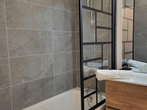 ein Badezimmer mit Dusche, Badewanne und Waschbecken in der Unterkunft Appartement 3 Pièces, 6 Pers, Parking couvert - FR-1-291-1025 in Valmorel