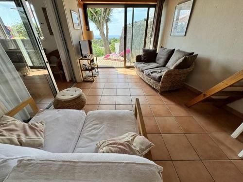 Posezení v ubytování Mas climatisé avec piscine et vue mer à La Croix-Valmer - FR-1-726-54