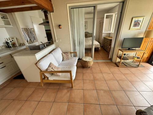 Kuchyň nebo kuchyňský kout v ubytování Mas climatisé avec piscine et vue mer à La Croix-Valmer - FR-1-726-54