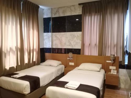 Postel nebo postele na pokoji v ubytování Golden Leaf Boutique Hotel Nusa Idaman Formerly Known as Ariana Hotel