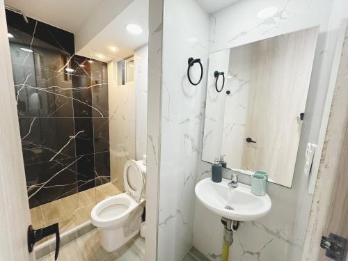 a bathroom with a toilet and a sink at Moderno apto low cost 15 min CC buena vista 2 TV con parqueadero comunal in Barranquilla