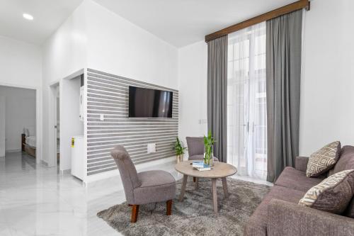 TV a/nebo společenská místnost v ubytování The Ellysian Apartments