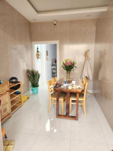 a dining room with a wooden table and chairs at Nhà du lịch nguyên căn in Khu Chi Lăng