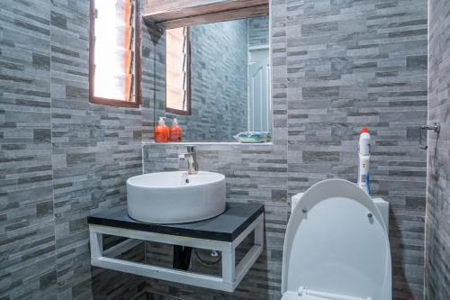 Ένα μπάνιο στο Emca Haven 3-Bedroom Duplex
