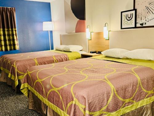 Postel nebo postele na pokoji v ubytování Gateway Inn & Suites Eugene-Springfield